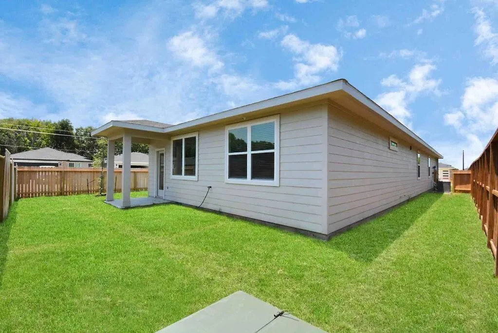 4Bedroom Escape - Near Med Center With Backyard-1