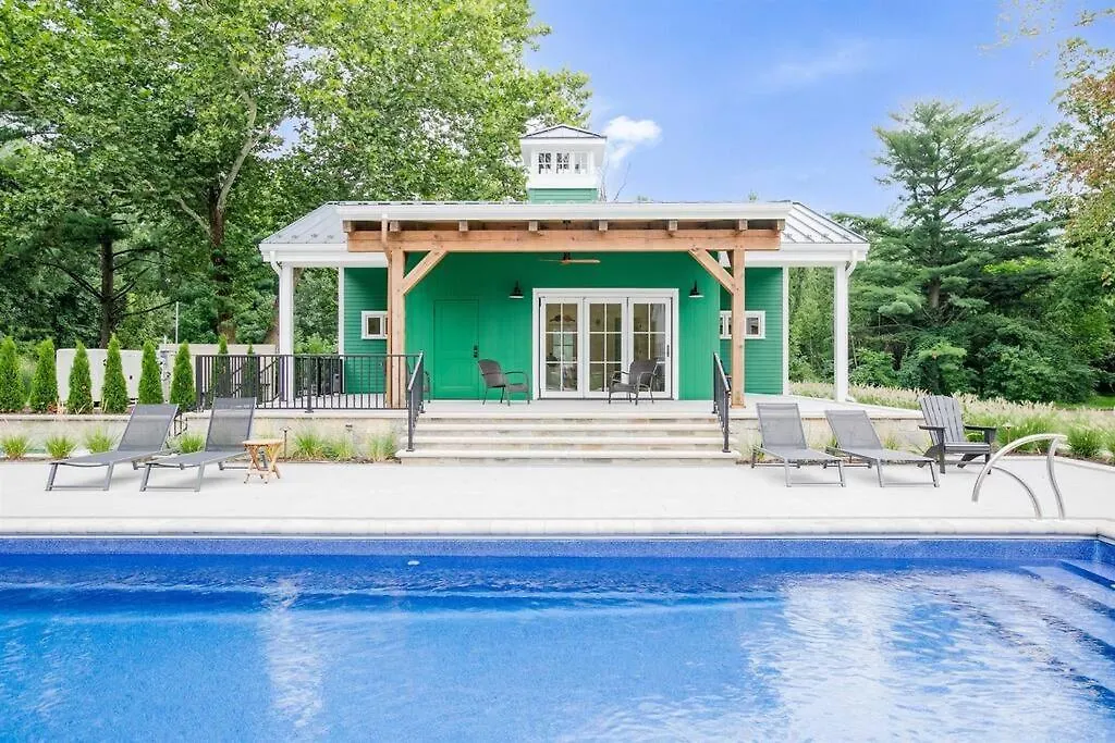 The Pool House At Fr. Sorin'S W/ Paddle Tennis-1