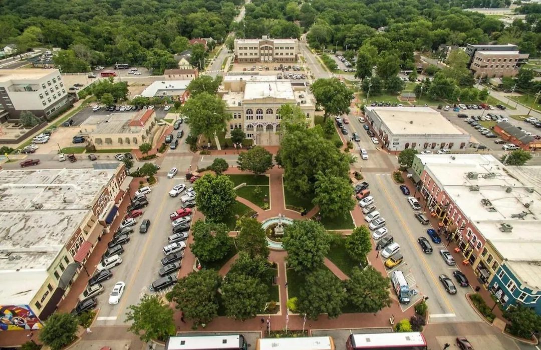 The Brownstone-1 Block To Downtown Bentonville-1