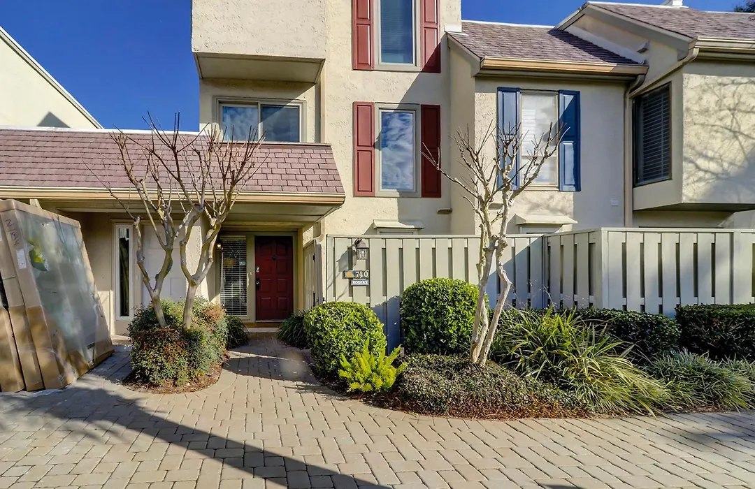 Schooner Court 740-1