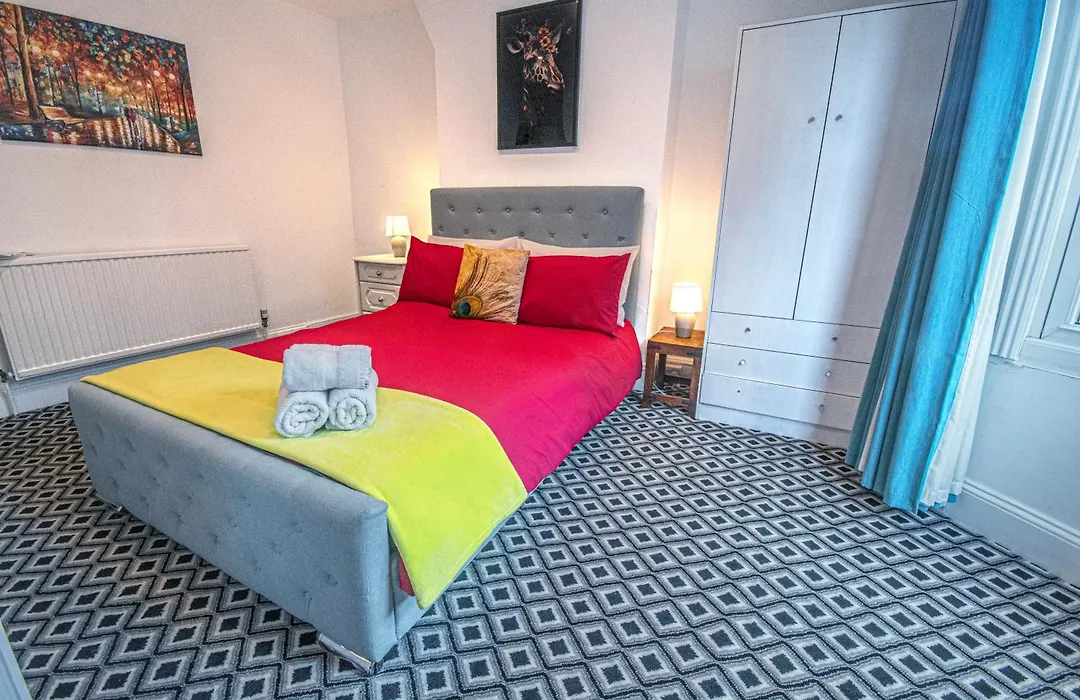 Central 3 - Bedroom Townhouse In Brighton With Parking-1