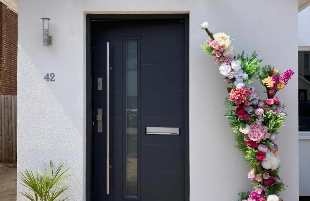 Cosy Modern Family Home Free Parking Garden-1
