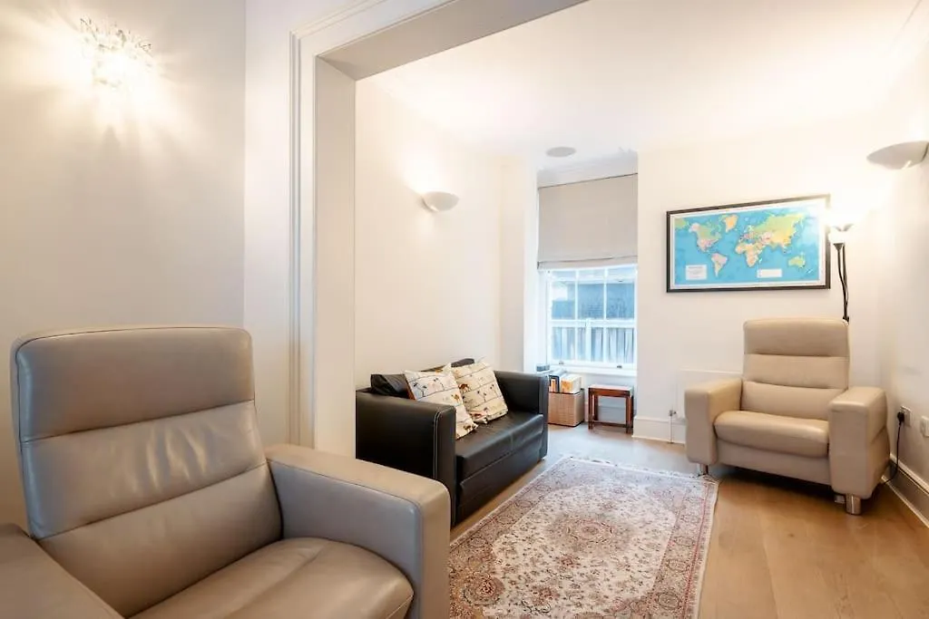 Spacious, Bright & Cosy ~ Ideal Victoria Location!-1