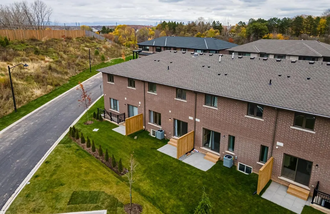 Niagara Falls Luxury Living - 8 Guest House-1