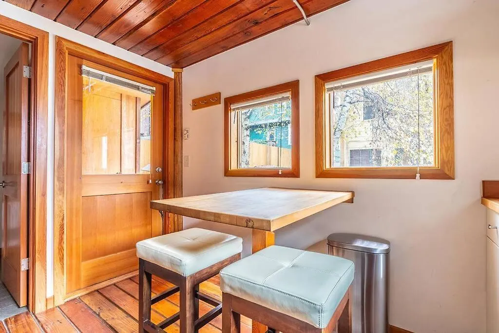Charming Two-Level Retreat In Capitol Hill - Foxglove Inn-1