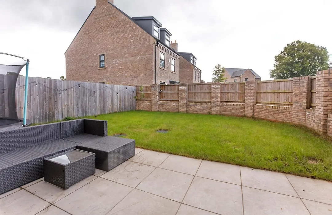 Mount Vale 4 Bedroom Luxury Home & Free Parking-1
