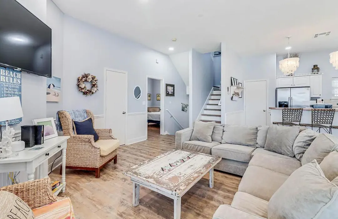 6Bdrm Beach Home - Oceanviews - Recently Renovated - Shared Pool & Hottub-1