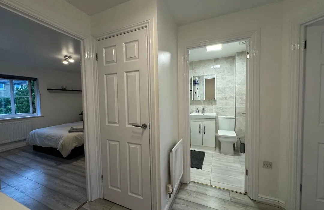 Spacious 3 Bedroom Home, With Private Driveway 5 Minutes From Excel Centre & Custom House-1