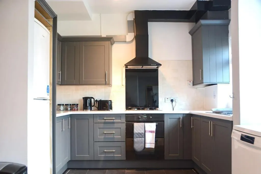 3 Bed House In The Heart Of Palmers Green, London-1