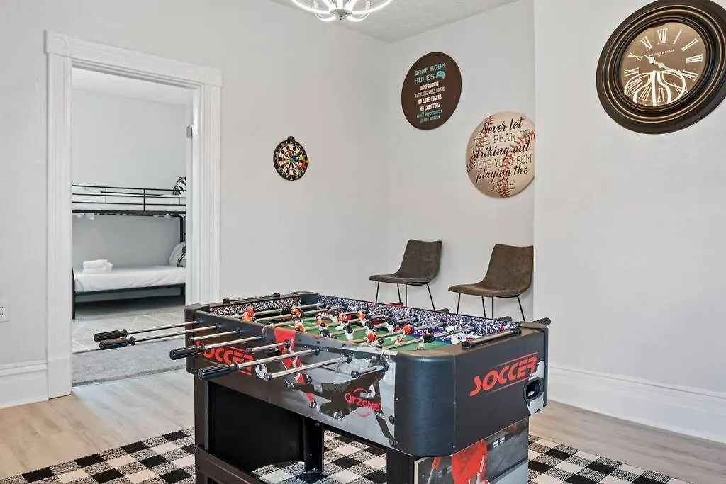 Huge 4Br Game Room Fireplace-1