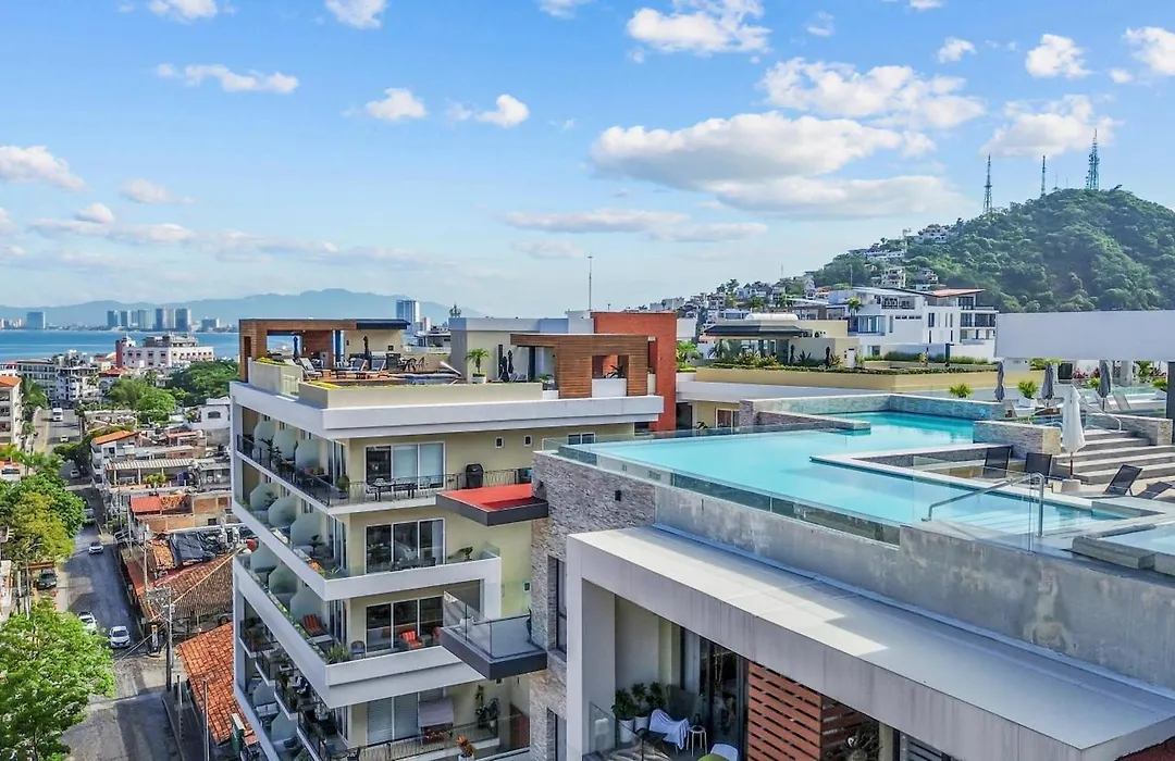 Rooftop Pool, Bar And Gym, Romantic Zone Stay-1
