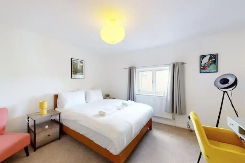 4 Bedroom Family Home On Piccadilly Line-1