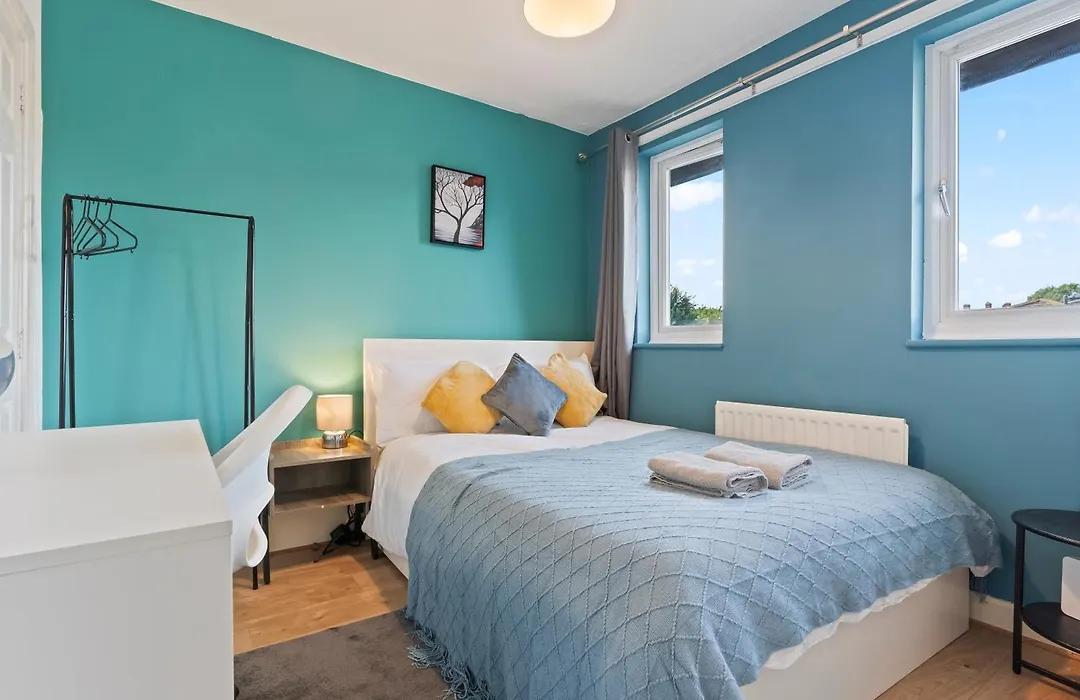 Lovely 4Br House In The City With Parking-1