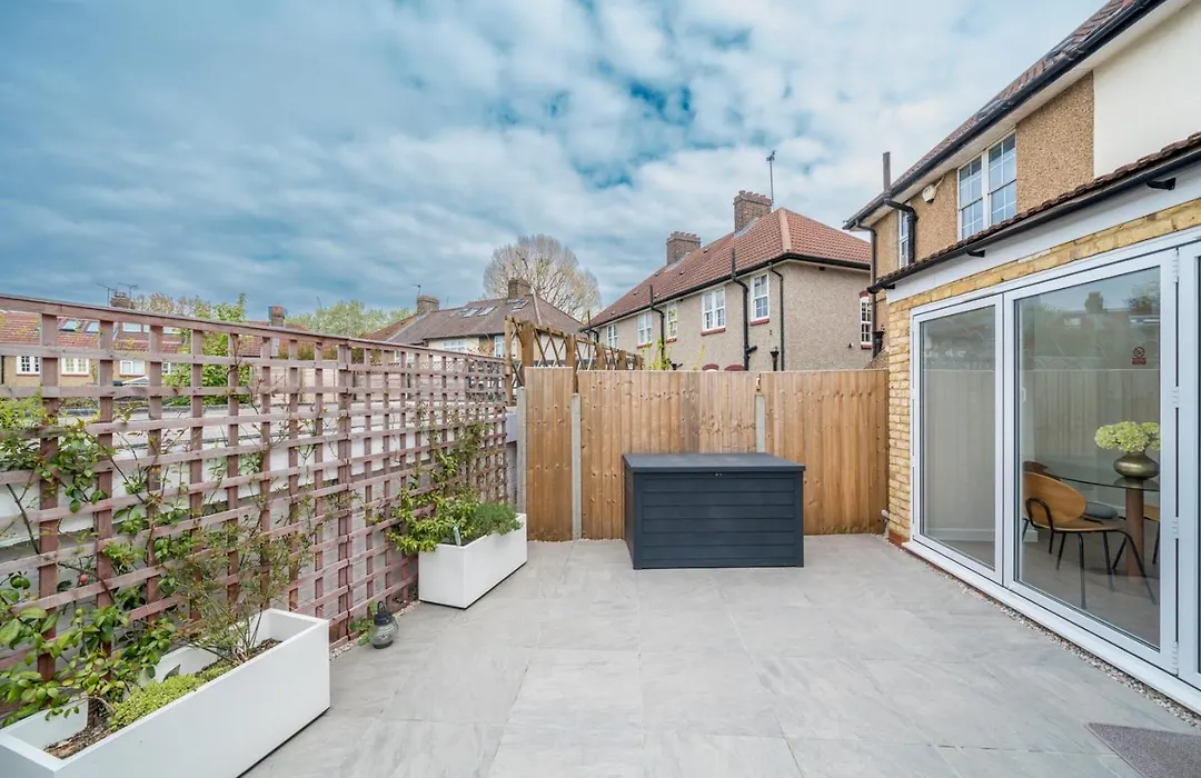 Urban Escape - Spacious 3-Bedroom Home Close To Canary Wharf-1
