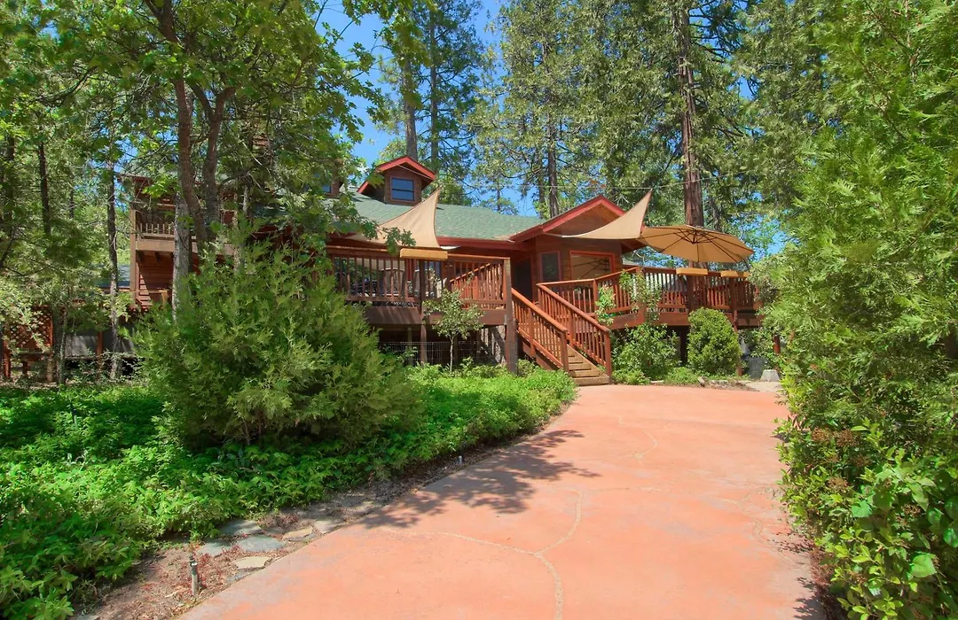Willow Cove Lodge- 5 Bedrooms With A Hot Tub-1