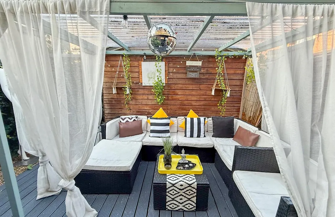 2Bed Garden House W/Hot Tub, Sauna & Cinema Room-1