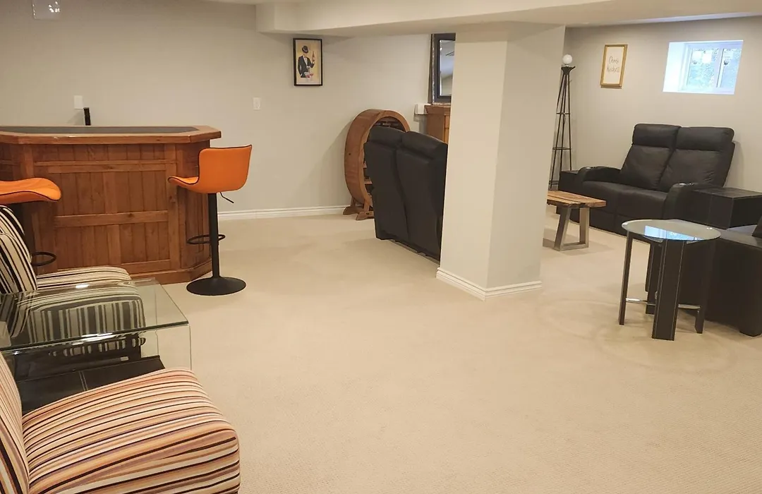 Rare 3 Bedroom Luxury Close To Lake-1