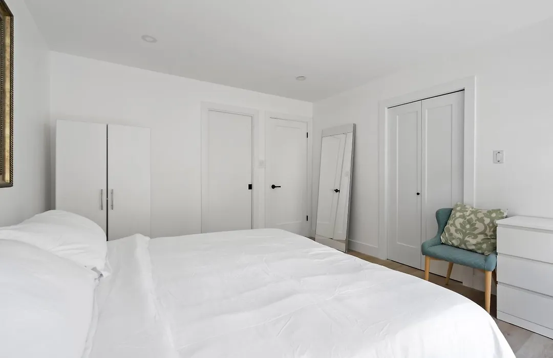 Modern Kitsilano 2 Bedroom Home With A Hot Tub-1