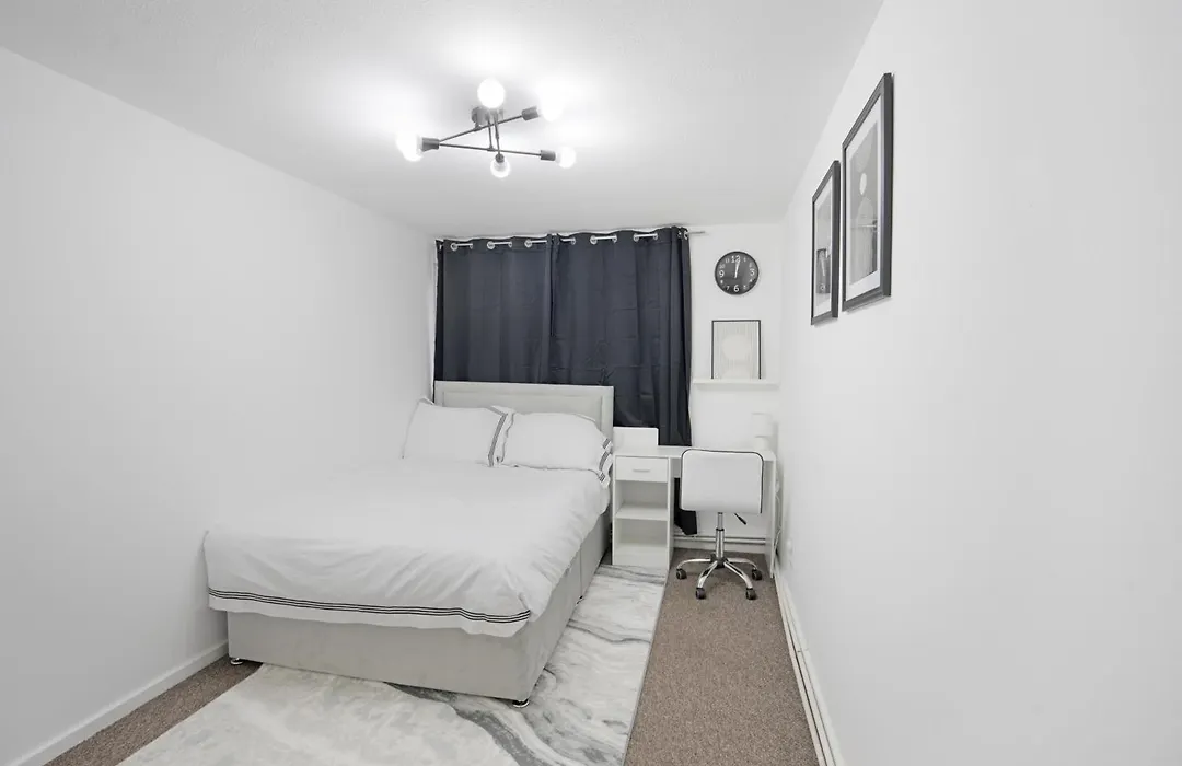 Luxury 3 Bedroom House In Woodgreen-1