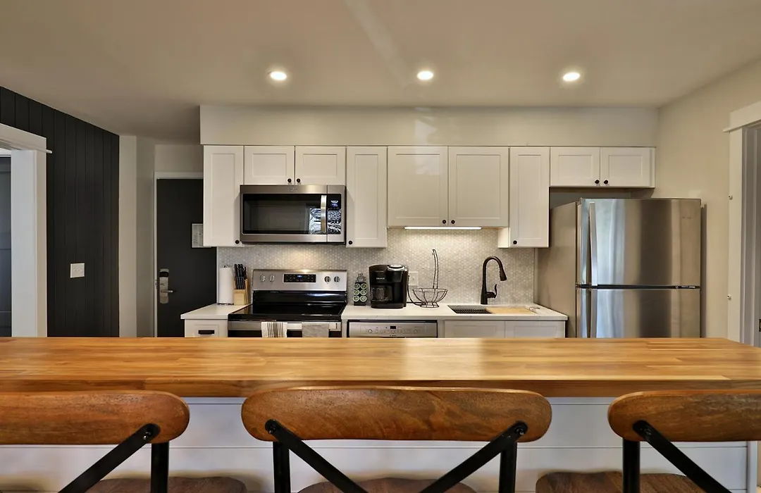The Swirl Suite, Renovated 2Rm-2Ba Condo, Sleeps 6, Fireplace, Summer Pool-1