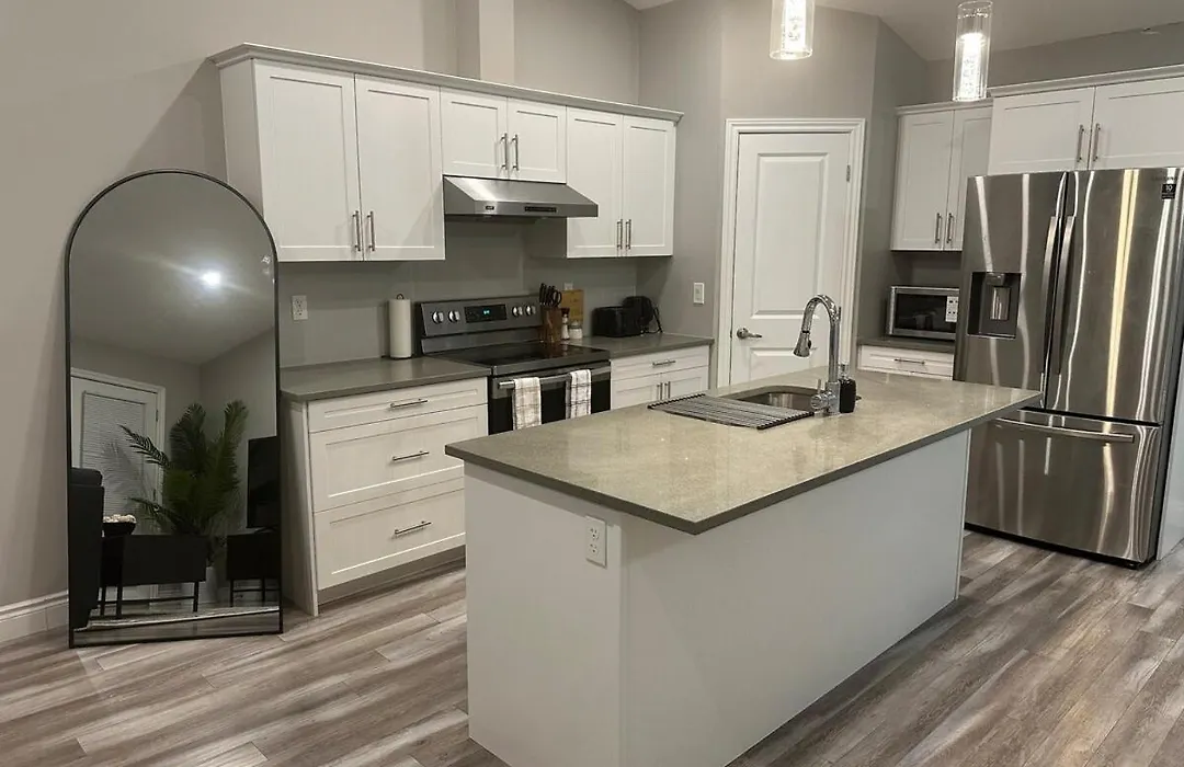 Executive Home In Windsor Close To The Airport-1