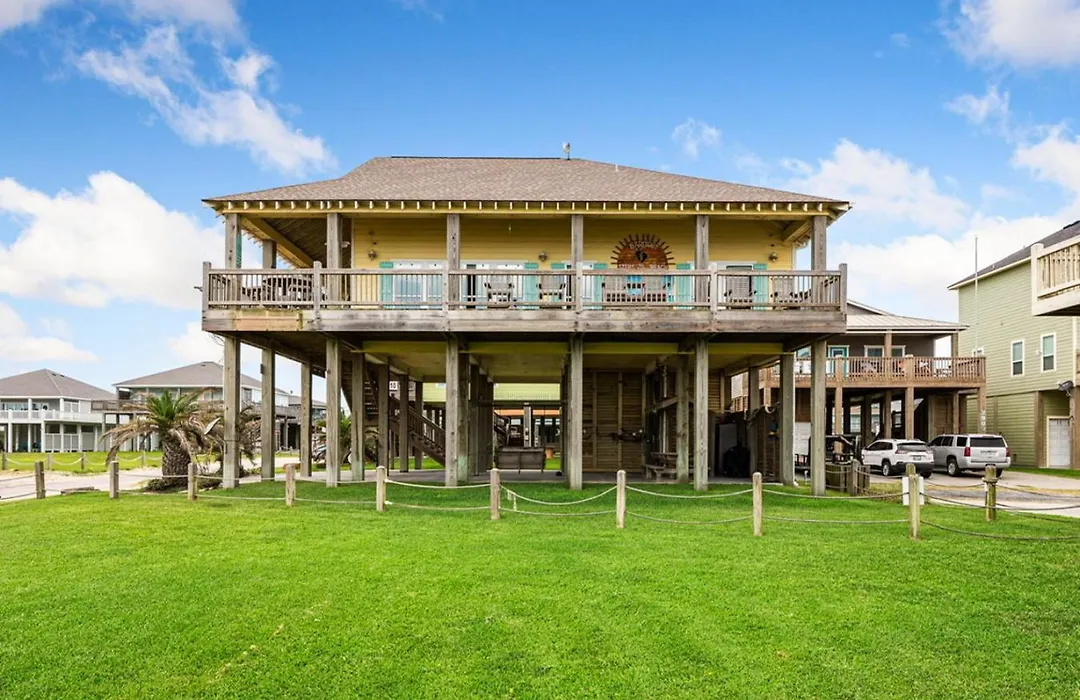 Beachfront With Deck Hot Tub And View And Cargo Lift Sleeps 14-1