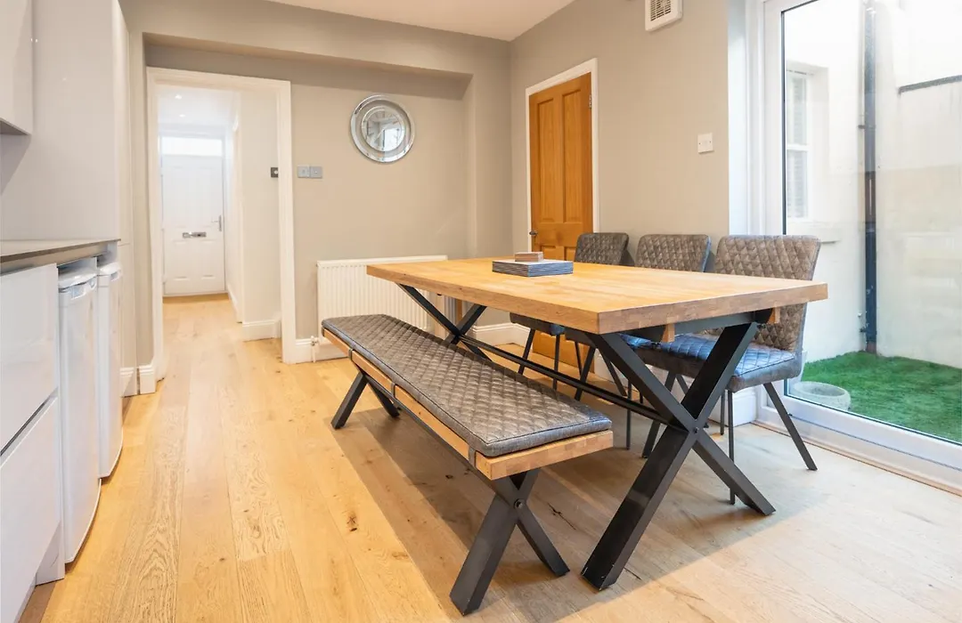 Sillwood Mews - With Free Parking-1
