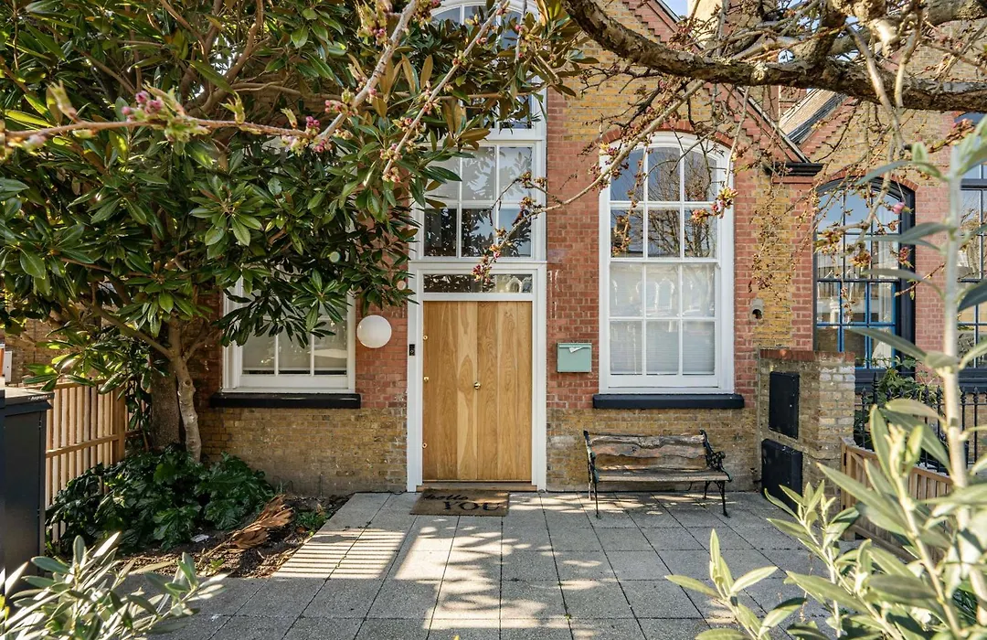 Schoolbell Mews Full 3 Bedroom 2 Bathroom Architect Designed Mews House Fabulous Bow, Victoria Park Location-1