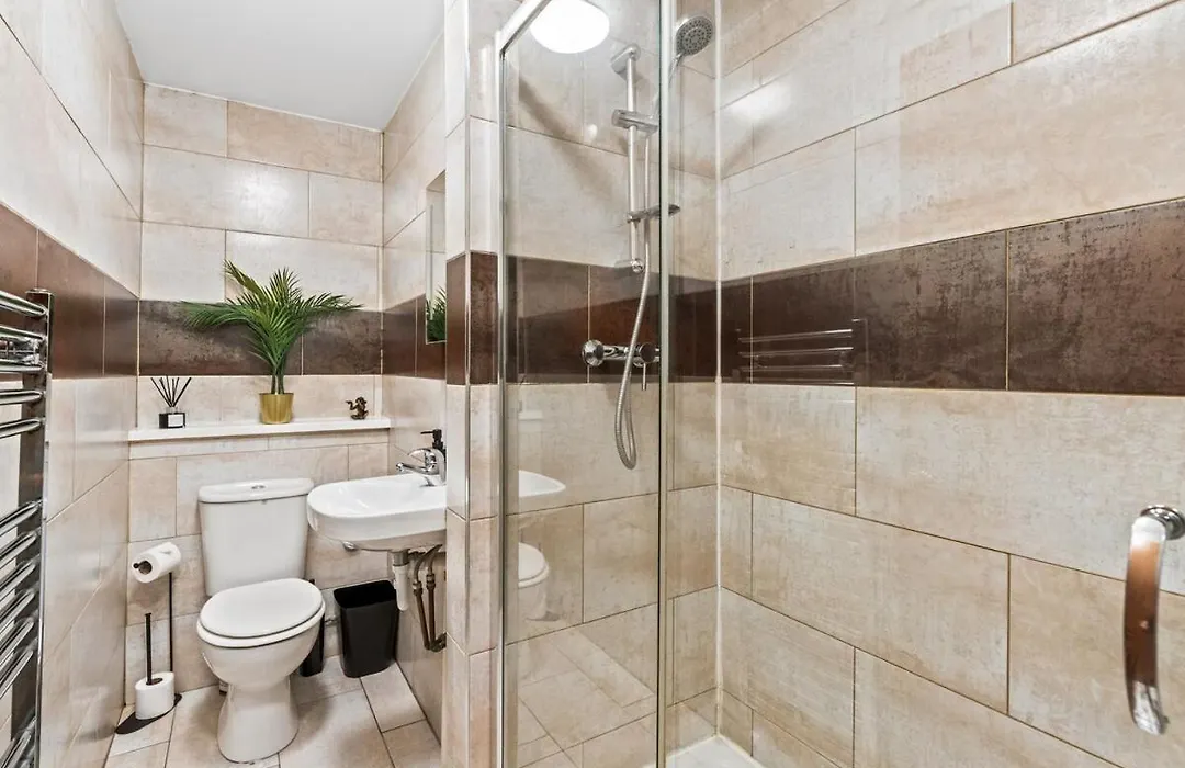 Station 10 Beds - Contractor - Central - Sleeps 12-1