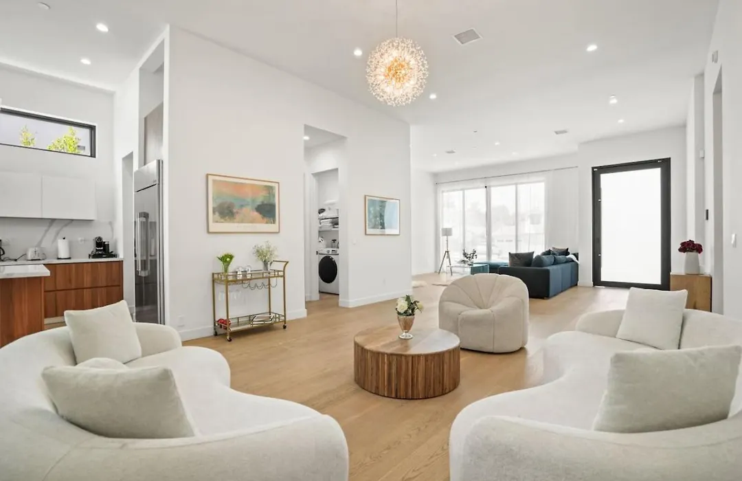 Modern High End High Ceiling 3Bd Central La-1