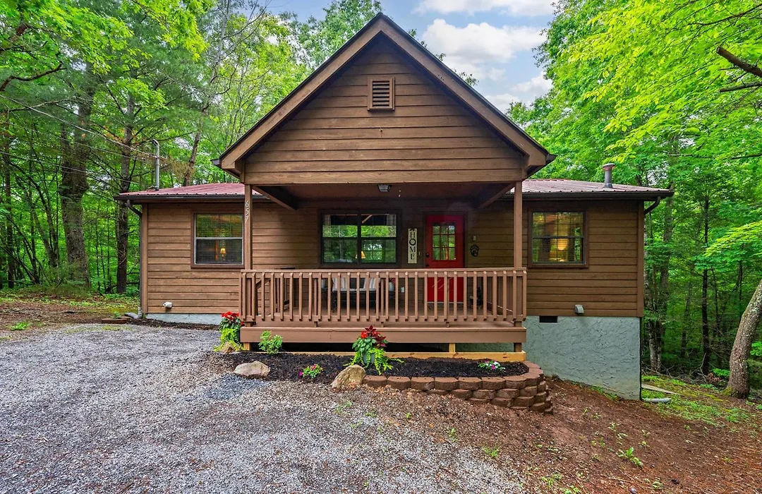 Serene Escape Minutes From Smoky Mountain Fun-1
