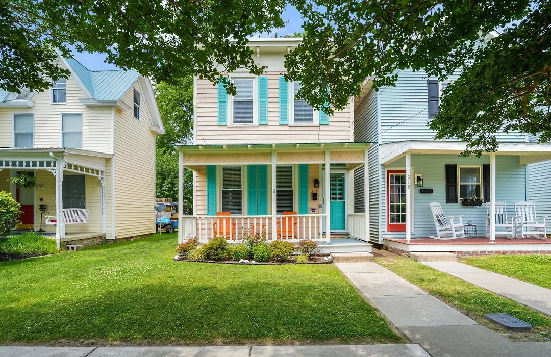 The Beach Peach - Downtown Location With New Charm!-1