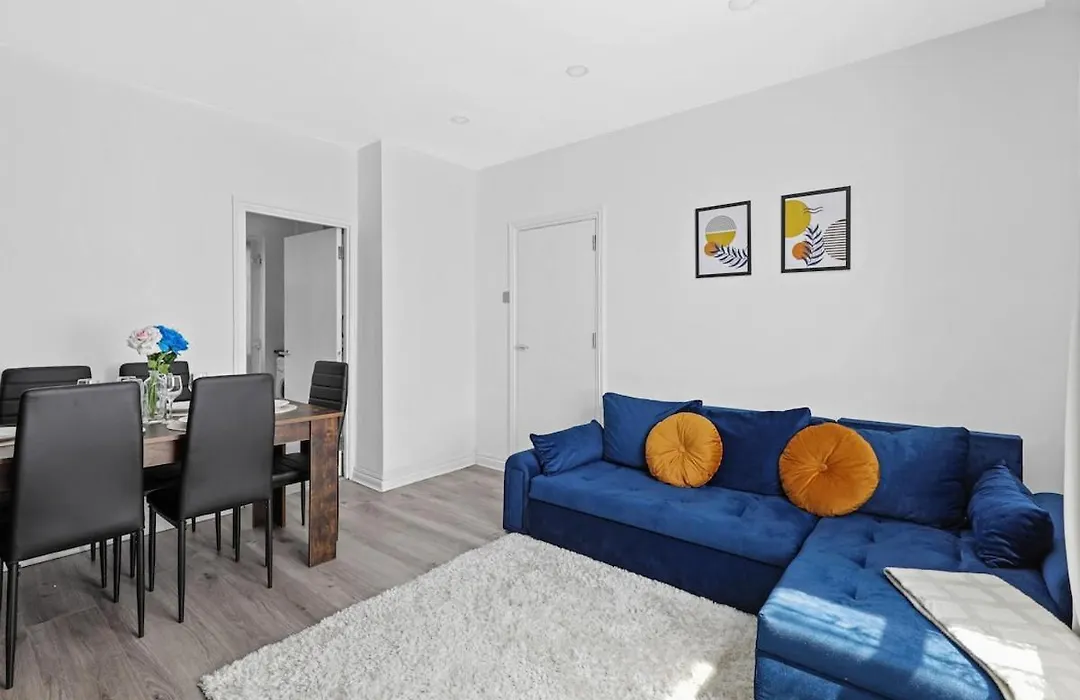 Comfy Stylish Home With Hot Tub Near Tottenham Hotspurs Stadium-1