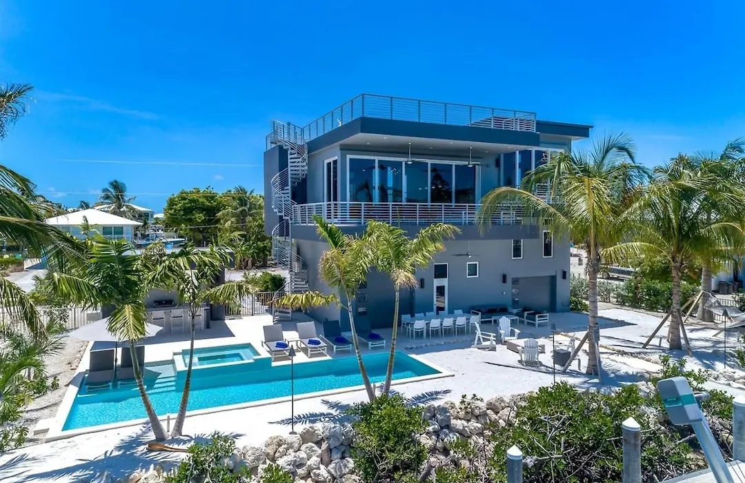 Off The Hook - Luxury Waterfront Pool Home, Kayaks & Bikes, 30' Dock-1