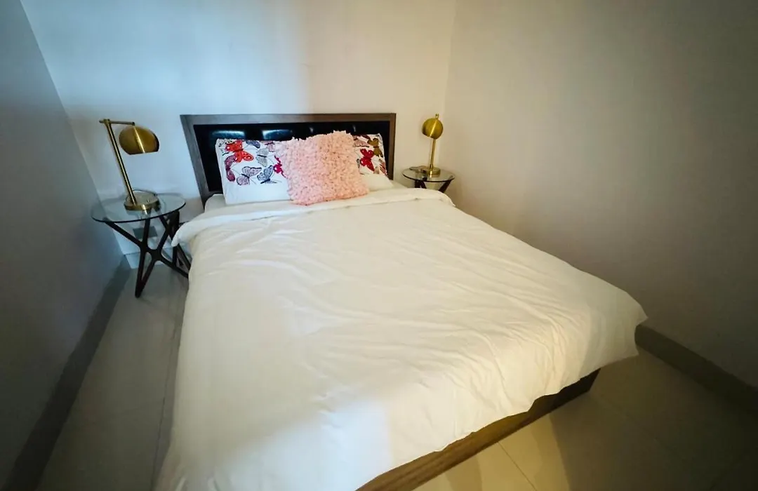 Luxury 6Beds Waterfront Retreat-1