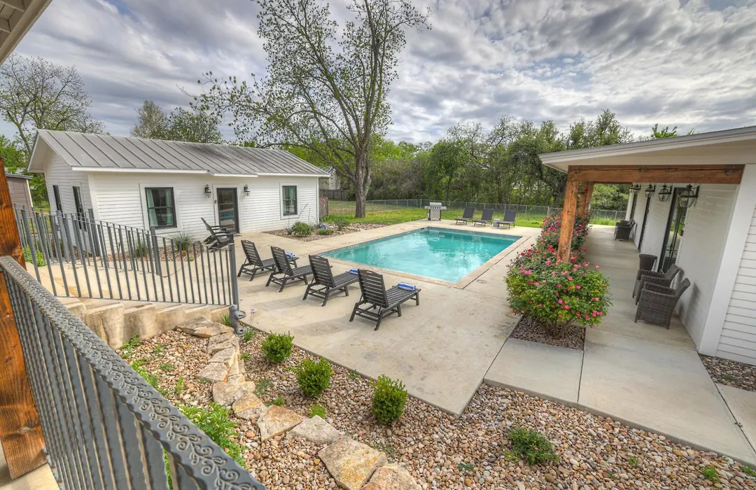 Schubert Inn-Main With Pool And Grill - 2Blks To Main-1