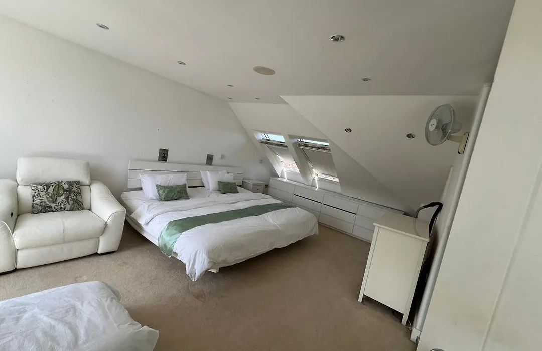 4 To 5 Bedroom Beautiful Holiday Home London Sleeps 9-Central Links-1