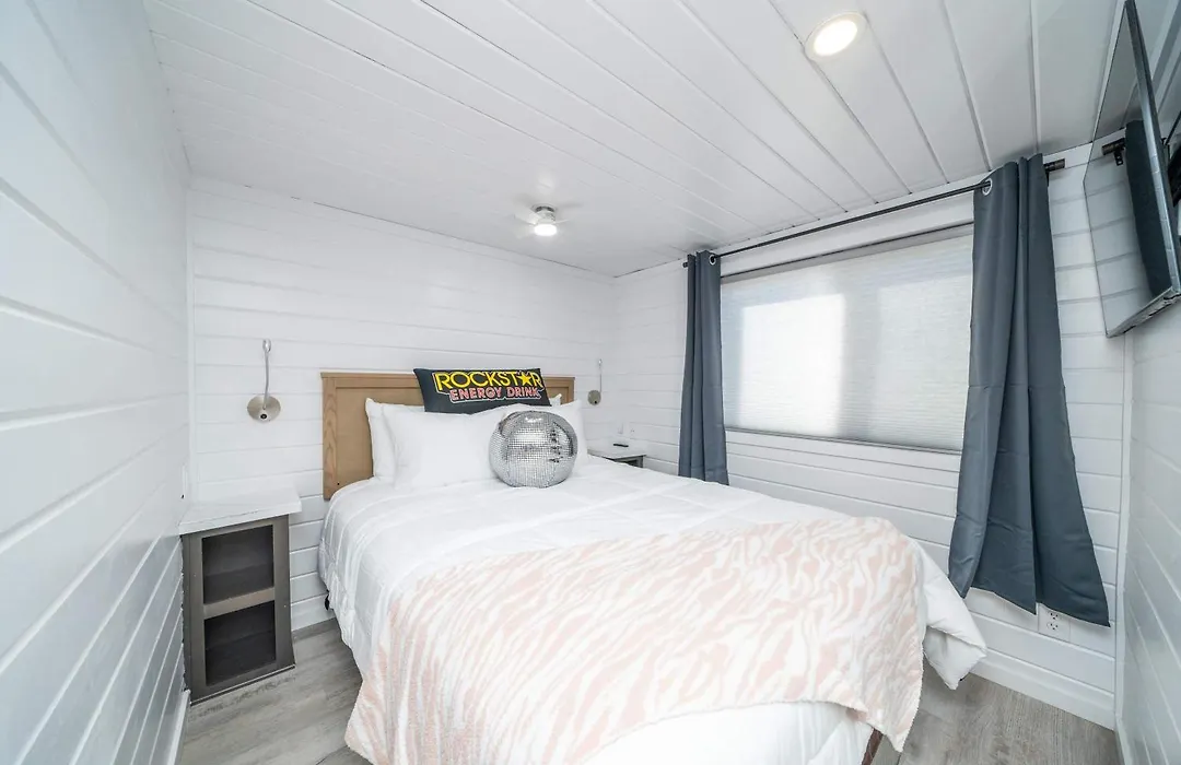 Rockstar | Private Hot Tub | Deluxe River Views At Roadrunner Resort-1