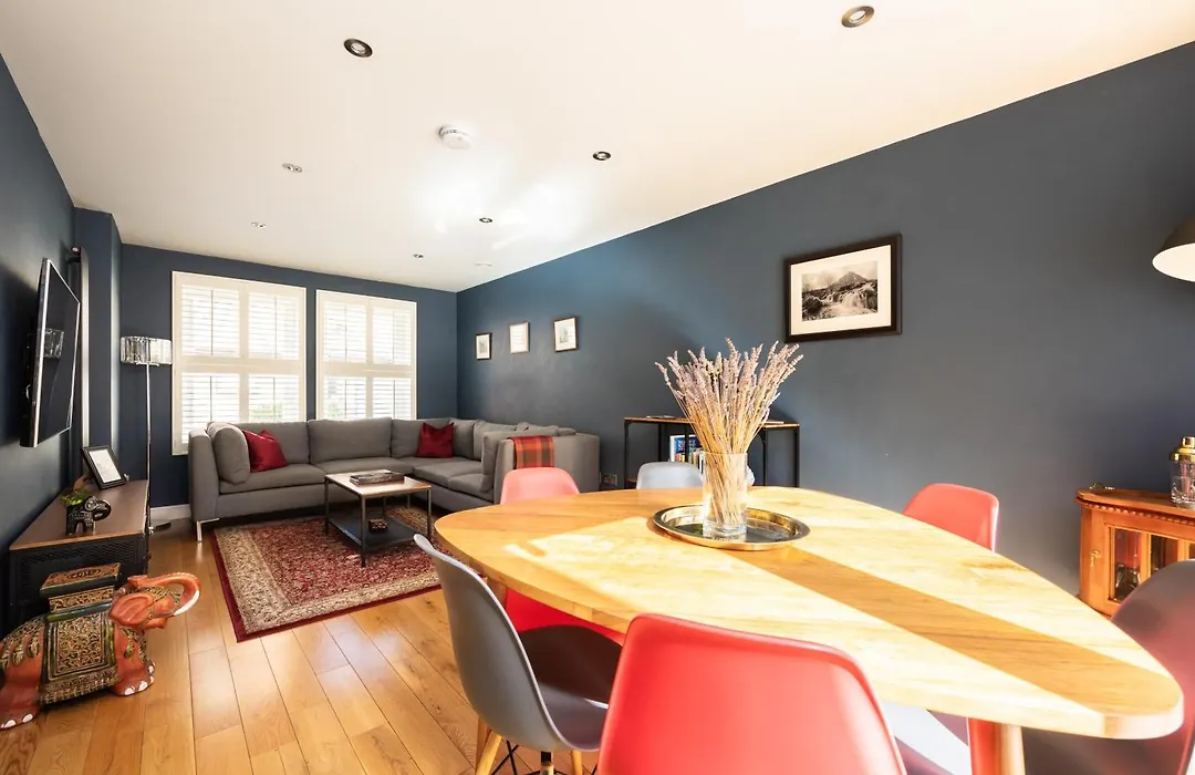 Gorgeous Central 3 Bed House Free Parking & Garden-1