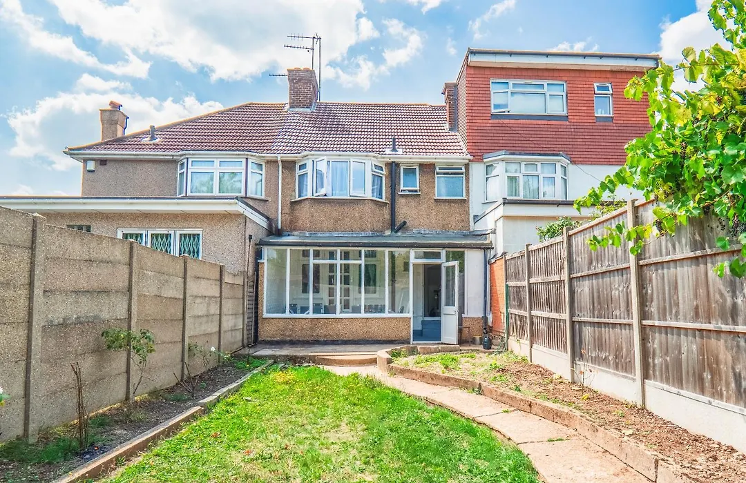Family 4-Bed Wembley Stadium Home - Parking & Long Stays-1