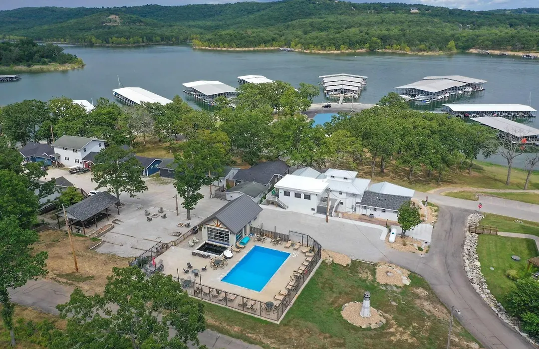 Wake Zone Lighthouse Lodge - Lake Views-1