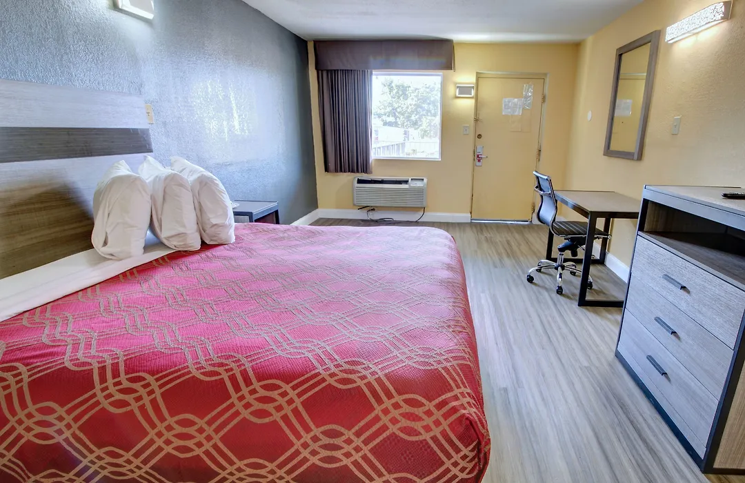 Econo Lodge At Military Circle-1