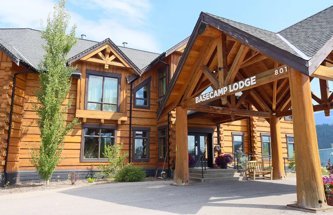 Basecamp Lodge Golden-1