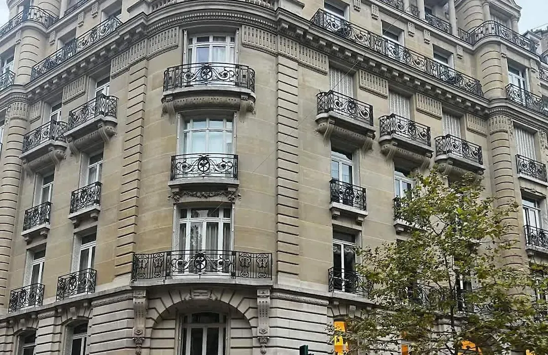 Sous Les Toits De Paris Trocadero-1