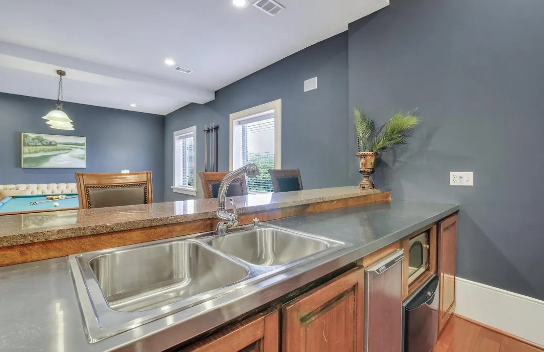 Sky Suite At 300 Drayton-1