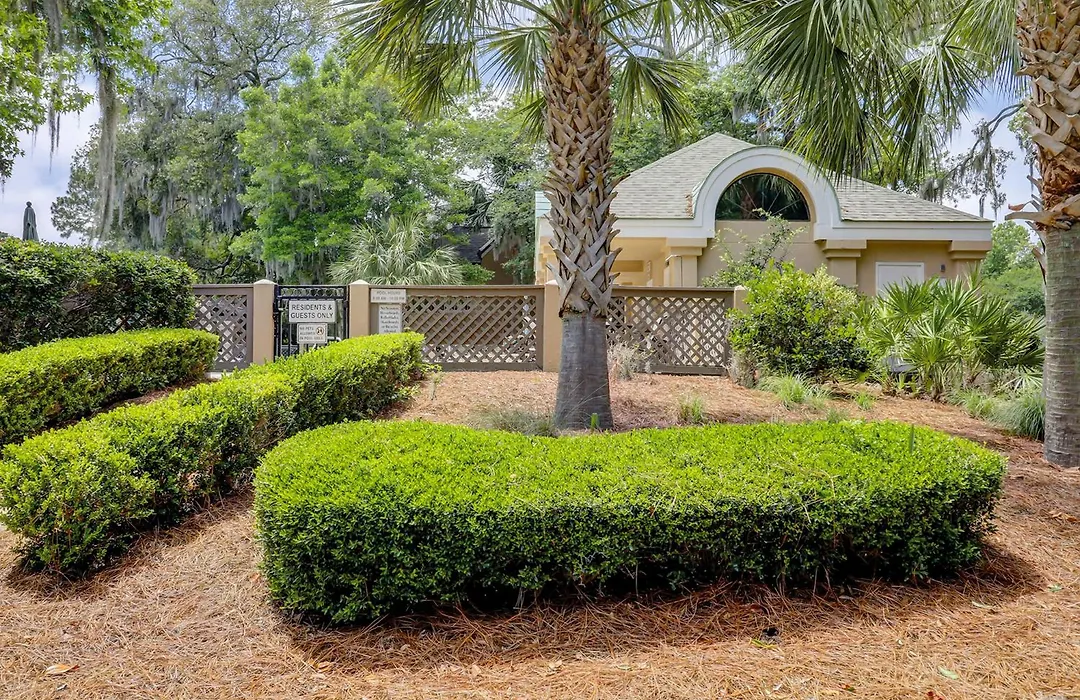 Colonnade Club 150-1
