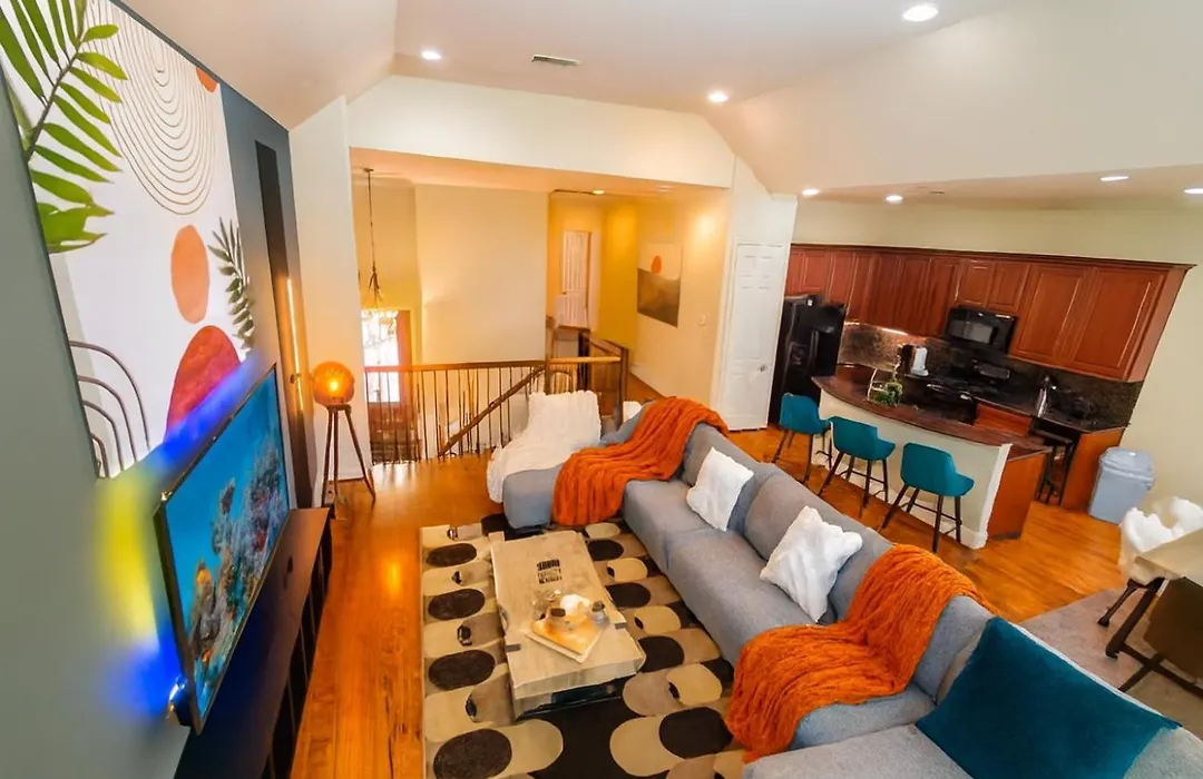 Stylish Home Private Pool, King Bed & Garage-1