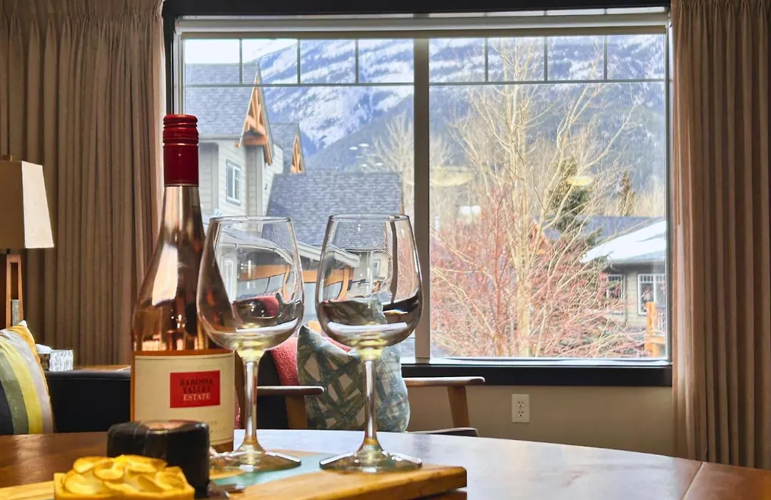 Scenic Mountain With Outdoor Hot Tub 1 Bedroom Den-1