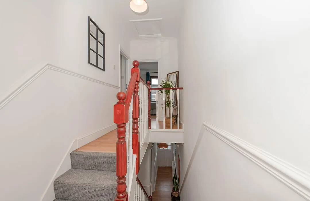 Xtra Large 4 Bedroom House With Heating Sleeps 14 Near Station And Excel-1