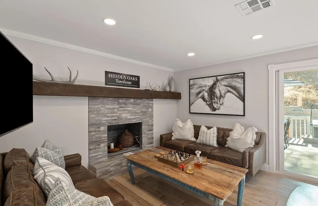 Hidden Oaks Farmhouse By Avantstay-1
